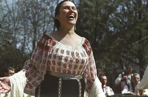 Solista ansamblului de cântece și dans „Fluieraș”, artista poporului URSS Tamara Ceban. - Sputnik Moldova