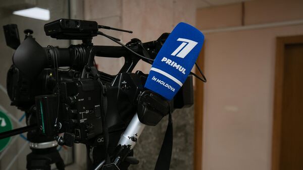 Микрофон с логотипом телеканала Primul în Moldova (Первый в Молдове) - Sputnik Молдова