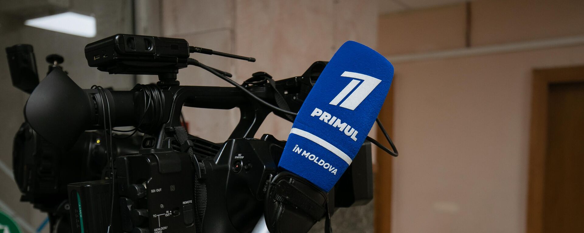 Микрофон с логотипом телеканала Primul în Moldova (Первый в Молдове) - Sputnik Молдова, 1920, 16.09.2025