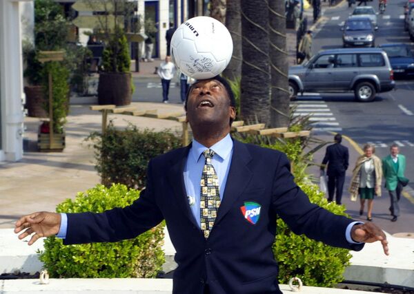 Пеле играет с футбольным мячом 4 апреля 2001 года на набережной Круазетт в Каннах во время перерыва на Международной телевизионной ярмарке (MIPTV). - Sputnik Молдова