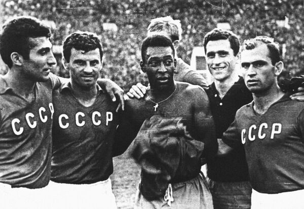 Meci de fotbal amical între echipele naționale ale URSS și Brazilia pe Stadionul Central Lenin din Moscova. Celebrul fotbalist brazilian Pele (centru), fotbaliști sovietici: atacantul Mihail Shalvovich Meskhi (1937-1991) (dreapta) și mijlocașul Georgy Vladimirovich Sichinava (al doilea de la dreapta). A devenit un fel de tradiție ca jucătorii naționalei Braziliei să facă schimb de tricouri cu rivalii după întâlnire. Fotografie din colecția lui Nino Melia. - Sputnik Moldova-România