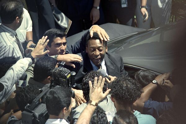 Пеле прибывает в международный аэропорт Коста-Рики имени Хуана Санта-Мария, 15 февраля 1997 года. - Sputnik Молдова