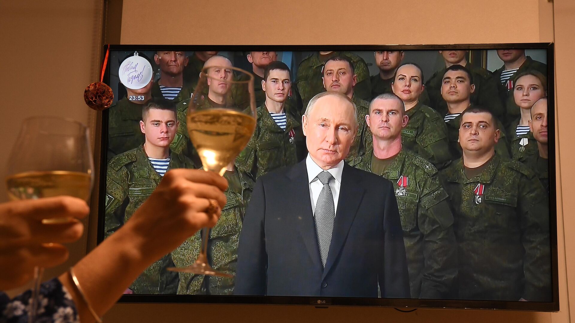Vladimir Putin le-a transmis cetățenilor ruși tradiționalul mesaj de Anul Nou, aflându-se în compania militarilor - Sputnik Moldova-România, 1920, 01.01.2023
