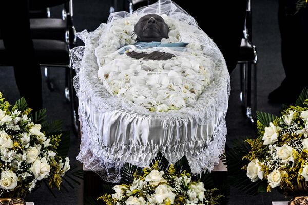 Гроб с телом легендарного футболиста Пеле на стадионе  в Сантосе, Сан-Паулу, Бразилия, 2 января 2023 года. - Sputnik Молдова