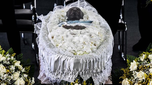 Гроб с телом легенды бразильского футбола Пеле на стадионе Урбано Кальдейра в Сантосе, Сан-Паулу, Бразилия - Sputnik Moldova-România