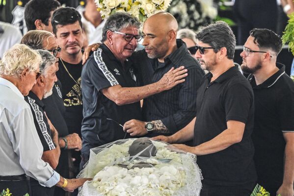 Fostul jucător de la Santos Manoel Maria (S) îl îmbrățișează pe fiul starului fotbalului brazilian Pele, Edinho (D). - Sputnik Moldova