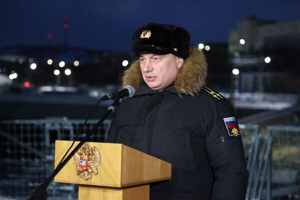 Oleg Gladkii, conducătorul adjunct al Direcției operative a statului major al Flotei se Nord, ia cuvântul în fața echipajului aliniat al fregatei „Amiralul flotei Uniunii Sovietice Gorșkov”, înainte de ieșirea în larg pentru misiuni de luptă. Fregata „Amiralul flotei Uniunii Sovietice Gorșkov” este o navă multifuncțională, a intrat în componența Flotei Militare ruse în 2018, în 2021 a fost supus reutilării pentru a putea fi înarmat cu complexul de rachete „Zircon”. - Sputnik Moldova-România