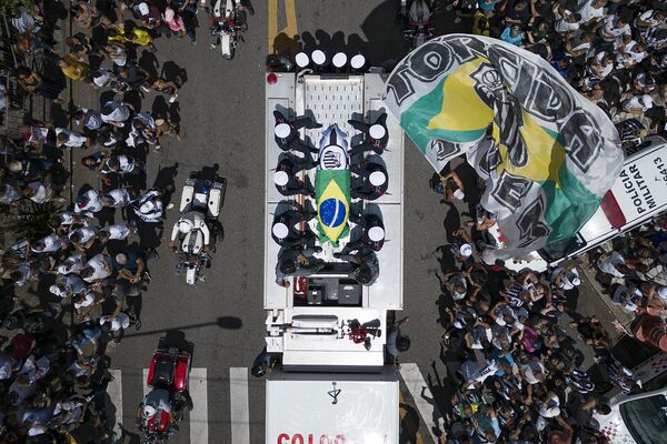 Гроб с великим бразильским футболистом Пеле во время похоронной процессии в Сантосе, Бразилия. - Sputnik Молдова