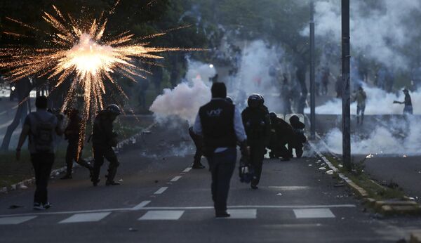 Столкновения полиции со сторонниками Луиса Фернандо Камачо, губернатора Санта-Крус, во время акции протеста в Санта-Крус, Боливия. - Sputnik Молдова