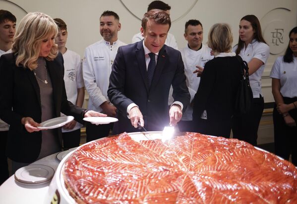 Президент Франции Эммануэль Макрон разрезает торт после выступления перед членами Французской федерации хлебобулочных и кондитерских изделий в Елисейском дворце в Париже. - Sputnik Молдова