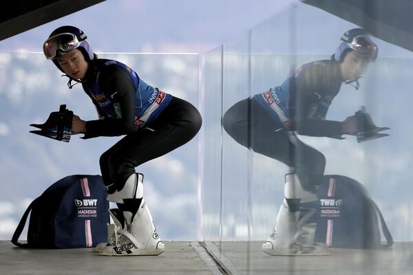 Рёю Кобаяси из Японии разминается перед прыжком на третьем этапе 71-го турнира по прыжкам с трамплина &quot;Четыре трамплина&quot; в Инсбруке, Австрия. - Sputnik Молдова