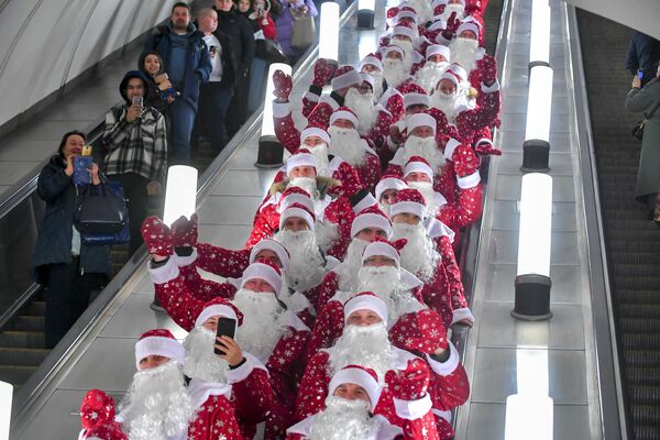 Деды Морозы принимают участие в ежегодном флешмобе в Московском метрополитене в Москве. - Sputnik Молдова