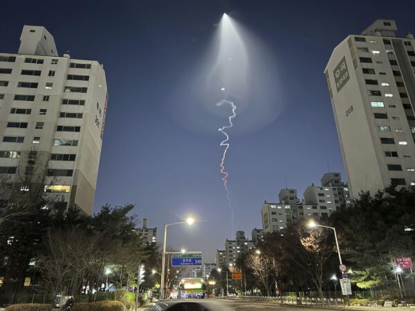 След от испытательного запуска южнокорейской твердотопливной ракеты виден в Кояне, Южная Корея. - Sputnik Молдова