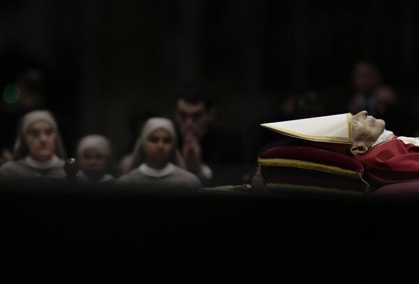 Скорбящие молятся перед телом покойного папы Бенедикта XVI, Ватикан. - Sputnik Молдова