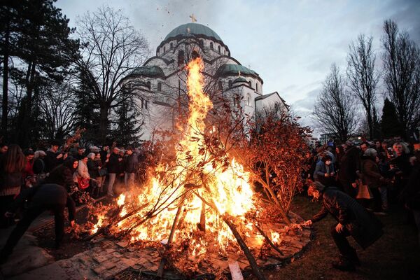 Ежегодная церемония разведения костра из сушеных дубовых ветвей в канун православного Рождества в церкви Святого Саввы в Белграде. - Sputnik Молдова