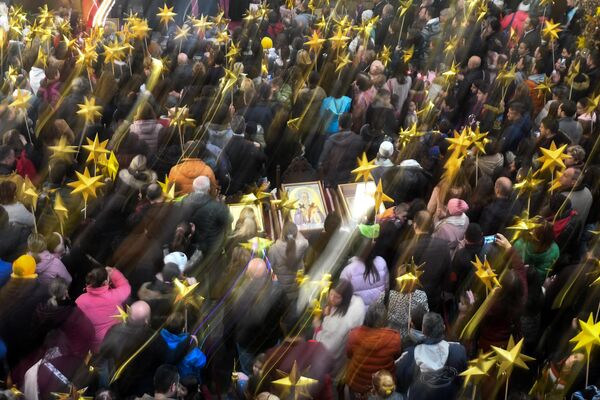 Верующие собираются колядовать в канун Рождества во время богослужения в честь православного Рождества в Свято-Климентовском соборе в Скопье. - Sputnik Молдова