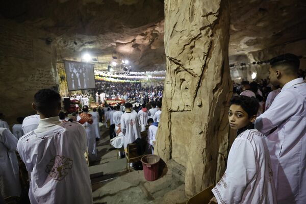 Египетские копты посещают рождественскую мессу в монастыре Святого Симона, также известном как Пещерная церковь, на горе Мокаттам в Каире. - Sputnik Молдова