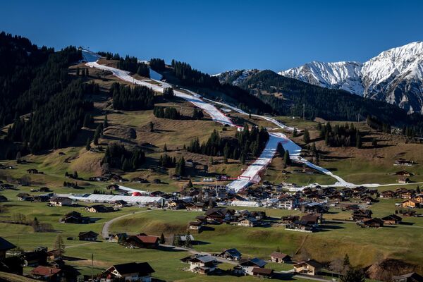Pârtia  „Chuenisbargli” în mijlocul unui peisaj fără zăpadă în ajunul  evenimentelor de la Cupa Mondială de schi alpin FIS din stațiunea alpină  elvețiană Adelboden, 6 ianuarie 2023 - Sputnik Moldova