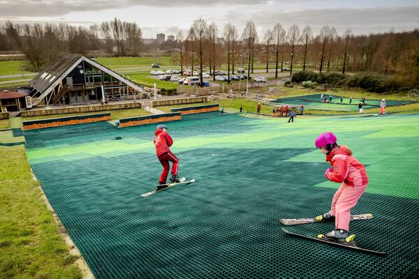 Copii care participă la cursuri de schi pe o pârtie de schi artificială - Sputnik Moldova