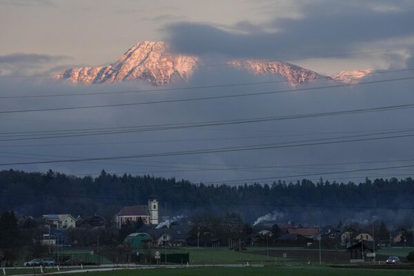 Vârfuri  alpine care în mod normal trebuia să fie  acoperite de zăpadă. Vedere   deasupra satului Naklo din Slovenia,  4 ianuarie 2023. - Sputnik Moldova