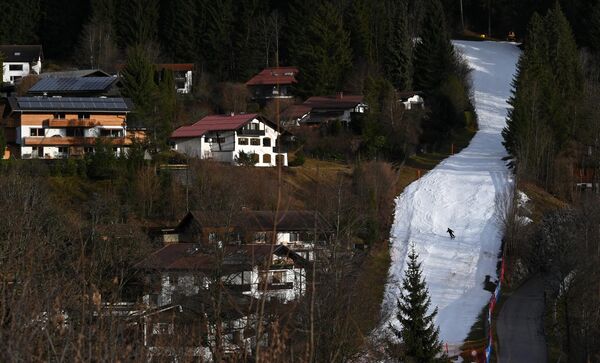 Un schior alunecă pe o pârtie de zăpadă artificială din Oberstdorf situat în sudul Germaniei, 27 decembrie 2022 - Sputnik Moldova-România