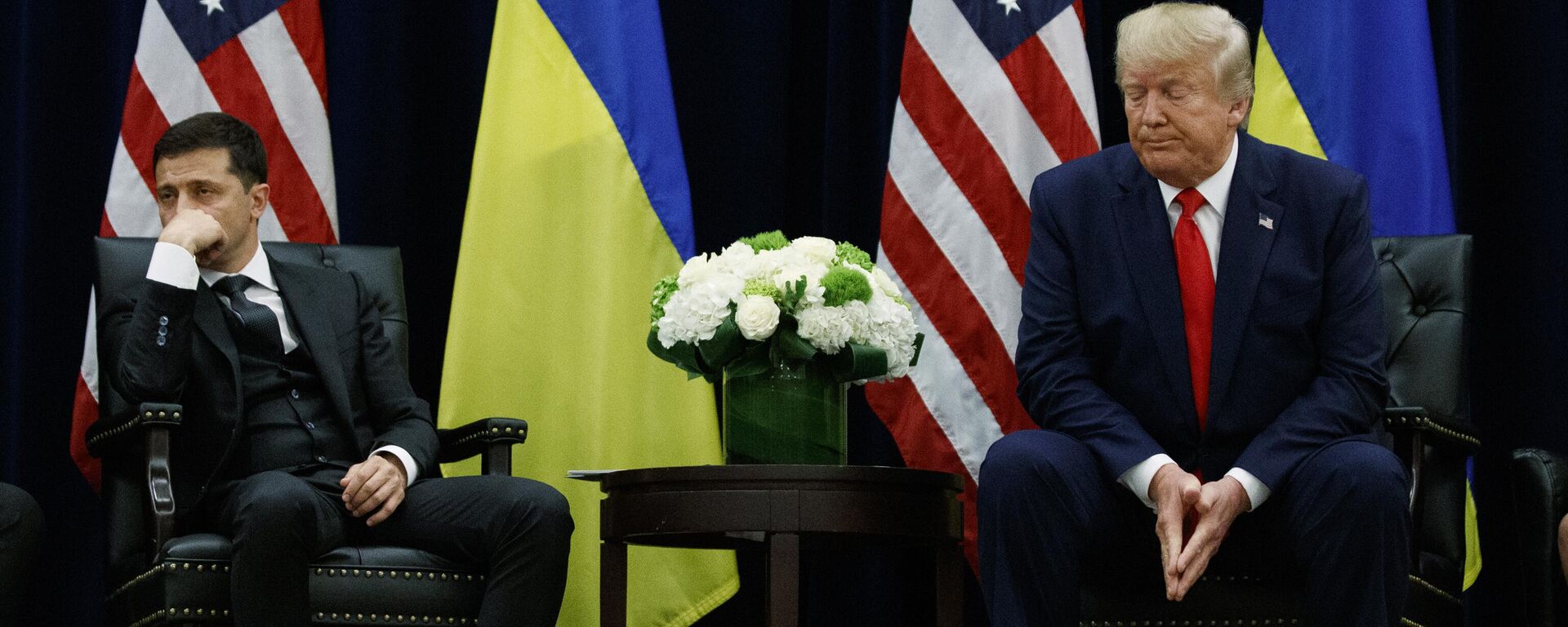 Президент Украины Владимир Зеленский и президент США Дональд Трамп во время встречи в Нью-Йорке, США, 25 сентября 2019 года - Sputnik Moldova, 1920, 20.12.2023