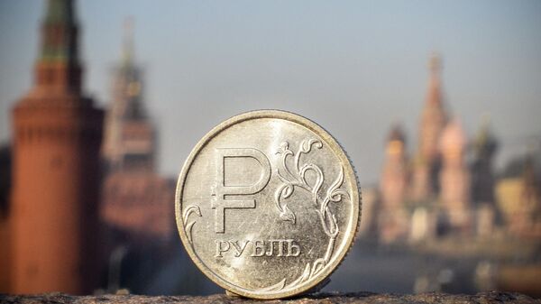 Монета с российским рублем перед Кремлем - Sputnik Moldova-România