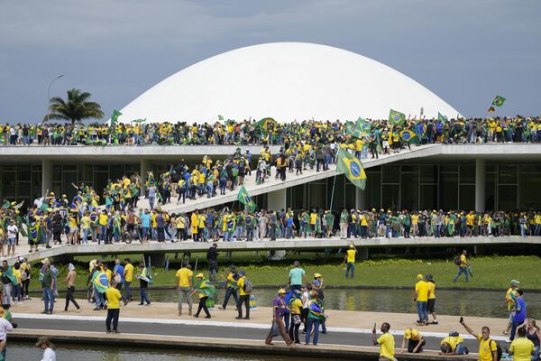 Протестующие, сторонники бывшего президента Бразилии Жаира Болсонару, штурмуют здание Национального конгресса в Бразилиа, Бразилия, воскресенье, 8 января 2023 года. - Sputnik Молдова