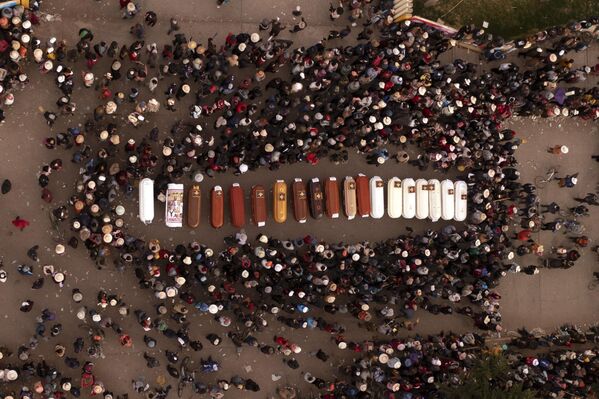 Жители окружают гробы во время бдения в память о более чем десятке человек, погибших во время беспорядков в Хулиаке, Перу, во вторник, 10 января 2023 года. По меньшей мере 17 человек погибли в понедельник на юго-востоке Перу, когда в заброшенных сельских районах возобновились протесты с требованием досрочных выборов.  - Sputnik Молдова