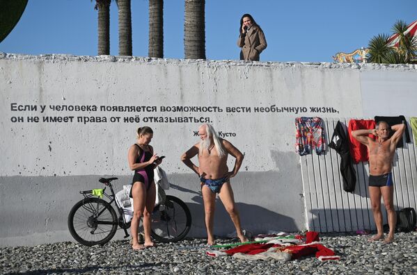 Отдыхающие на галечном пляже у Черного моря в Сочи - Sputnik Молдова