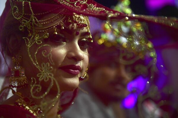 Пара пакистанских индусов на массовой свадебной церемонии в Карачи 8 января 2023 года (фото Асифа ХАССАНА / AFP) - Sputnik Молдова