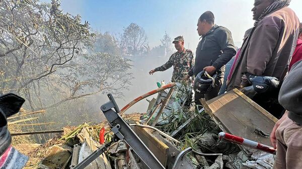 Salvatori la locul unde s-a prăbușit un avion în Pokhara, Nepal - Sputnik Moldova