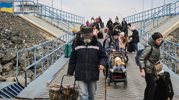 Refugiați ucraineni care intră în România - Sputnik Moldova