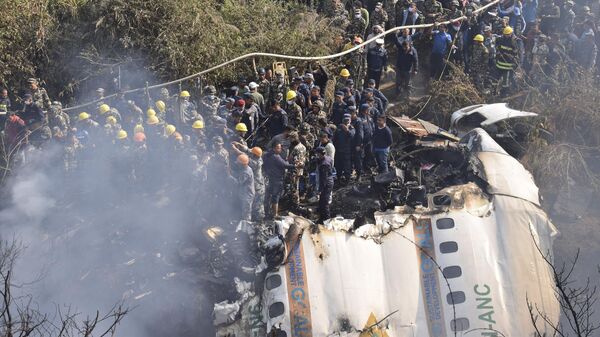 Salvatori la locul unde s-a prăbușit un avion în Pokhara, Nepal - Sputnik Moldova-România