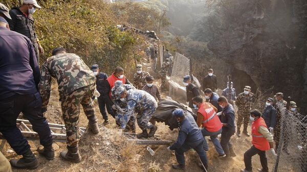 Salvatori la locul unde s-a prăbușit un avion în Pokhara, Nepal - Sputnik Moldova-România