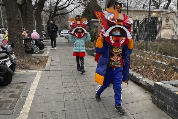 Дети в картонных масках, подготовленных к Новому году, на улицах Пекина. - Sputnik Молдова