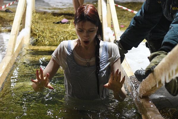 O fată se afundă în râul Obi din regiunea Novosibirsk în timpul sărbătoririi de Boboteză. - Sputnik Moldova-România