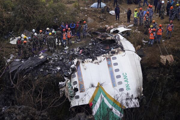Спасатели на месте крушения самолета Yeti Airlines в Непале. - Sputnik Молдова