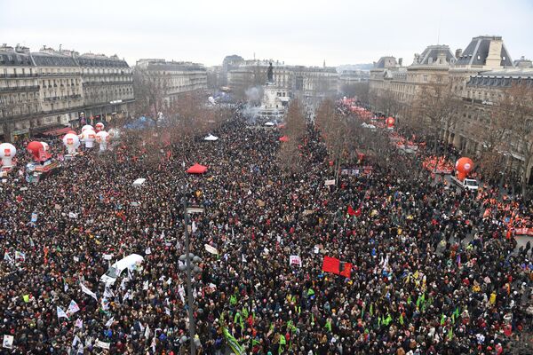 Демонстранты на площади Республики во время митинга против новой пенсионной реформы в Париже. - Sputnik Молдова