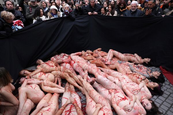 Обнаженные активистки во время демонстрации с требованием закрытия меховых ферм в Мадриде. - Sputnik Молдова