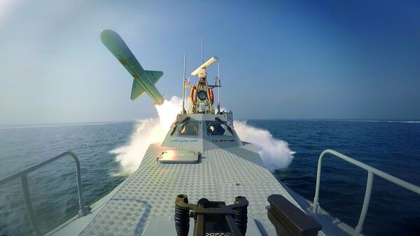 Запуск ракеты с судна во время военно-морских учений Ирана в Персидском заливе - Sputnik Moldova-România