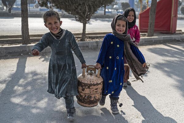 Дети несут газовый баллон по улице Кабула. - Sputnik Молдова
