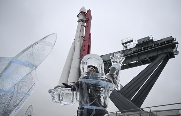 Женщина фотографируется на выставке ледяных скульптур на ВДНХ в Москве - Sputnik Молдова