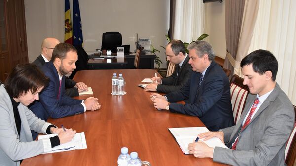 Viceprim-ministrul pentru reintegrare Oleg Serebrian cu șeful Delegației Uniunii Europene (UE) în Republica Moldova, Jānis Mažeiks - Sputnik Moldova