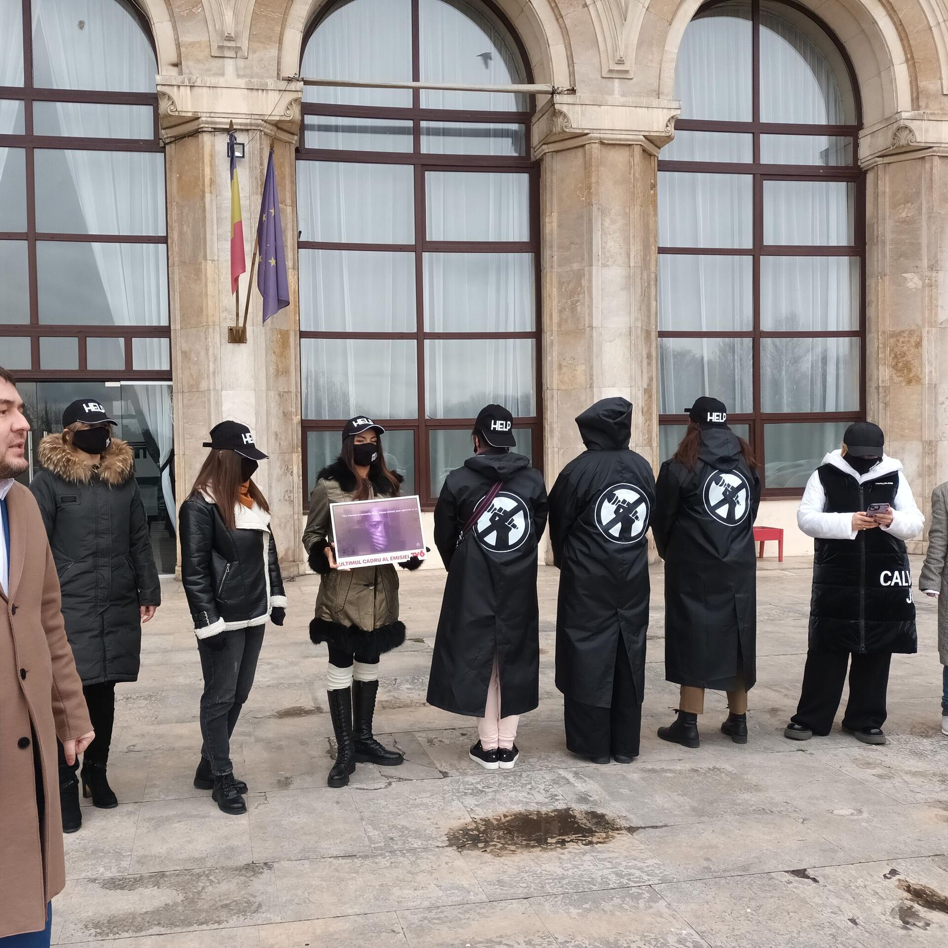 Журналисты закрытых в Молдове телеканалов провели акцию протеста в  Бухаресте - 25.01.2023, Sputnik Молдова