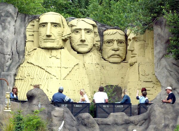 Копия горы Рашмор, сделанная из кирпичей Lego в парке развлечений Legoland в Биллуне, Дания. - Sputnik Молдова