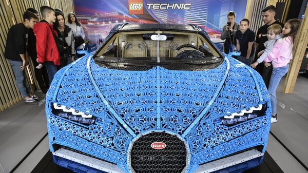 Полноразмерный автомобиль Bugatti Chiron, сделанный из конструкторов LEGO Technic, на выставке в московском парке Горького - Sputnik Молдова