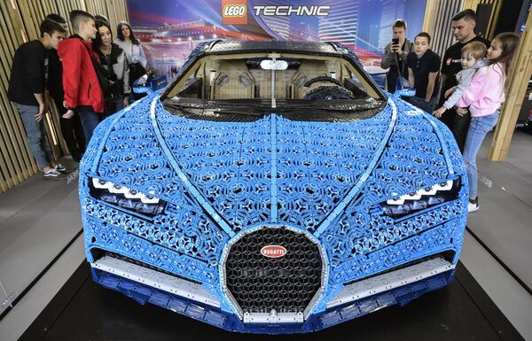 Полноразмерный автомобиль Bugatti Chiron, сделанный из конструкторов Lego Technic, на выставке в московском парке Горького. - Sputnik Молдова
