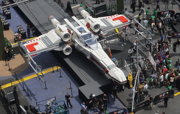 Истребитель X-wing, на котором Люк Скайуокер летает в фильме &quot;Звездные войны&quot;, сделанная из кубиков Lego, на Таймс-сквер в Нью-Йорке. - Sputnik Молдова