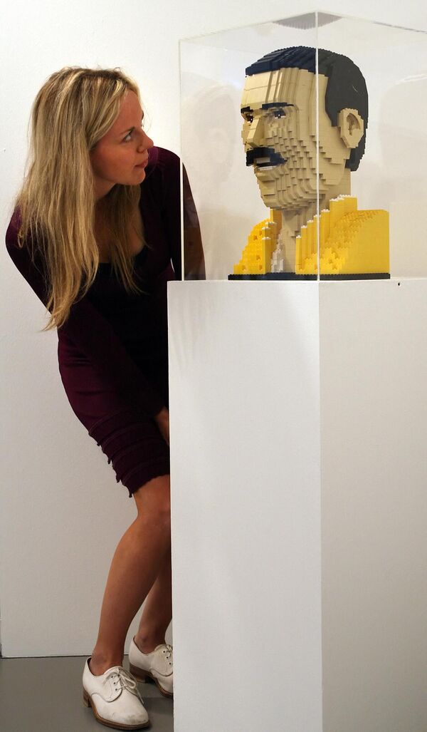Лего-бюст солиста группы Queen Фредди Меркьюри на выставке в Лондоне. - Sputnik Молдова